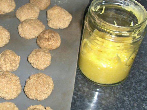 Amaretti biscuits and lemon curd