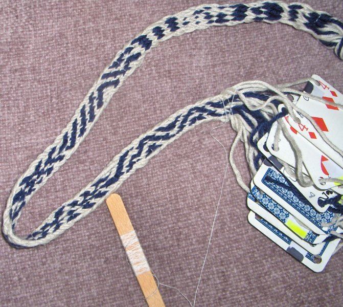 Tablet weaving with thread weft