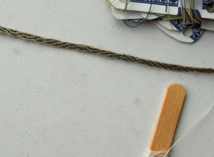 Tablet weaving with thread