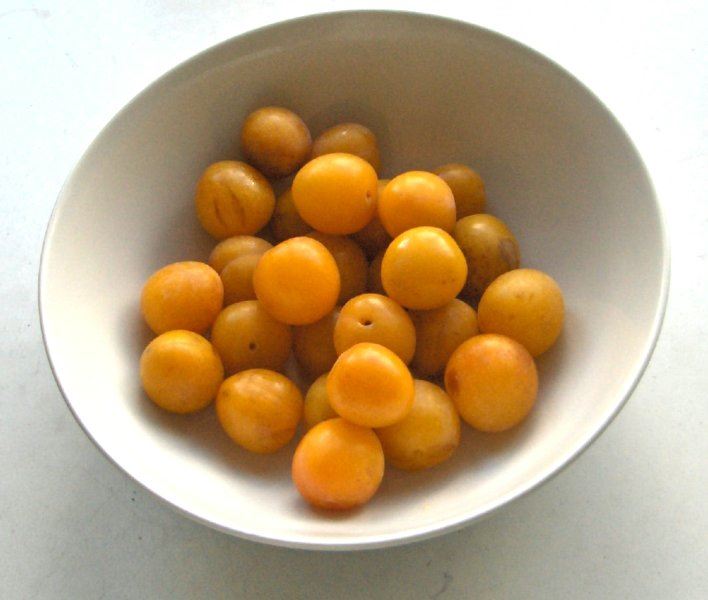 A bowl of plums