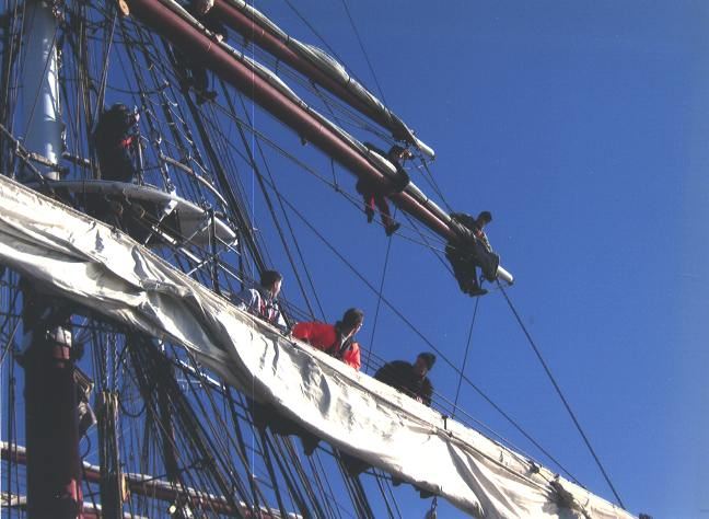 All we jolly sailorboys up aloft, aloft...